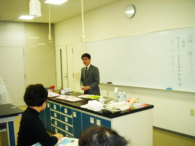 「砂糖について」の説明を行う様子