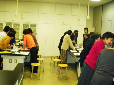 「加熱による砂糖の変化」実験に取り組む様子(2)