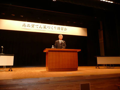 図1 開会挨拶を行う社団法人北海道てん菜協会 石原専務理事