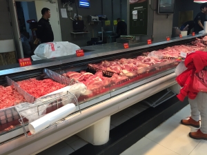 スーパーの食肉売り場:北京市内
