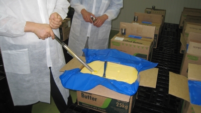 機構が輸入したバラバター。検査機関による品質検査の様子です。