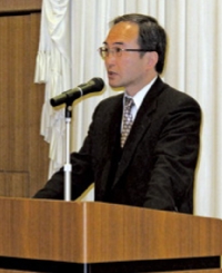 開会あいさつをする飯副理事長