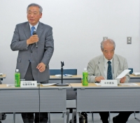あいさつをする佐藤理事長と中村座長