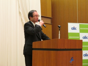 開会挨拶をする飯副理事長