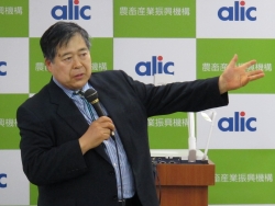 講演する小泉武夫氏