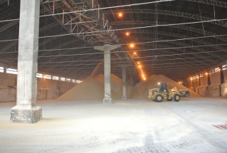 図3　サントス港ADM社の水平型倉庫内部（大豆を貯蔵中）