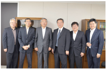 NAIF楊常務理事(中央右)と佐藤理事長(中央左)