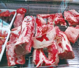 首都ブエノスアイレスの食肉小売店での販売は塊が基本