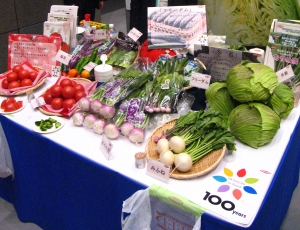 色鮮やかな野菜が並ぶ出展者ブース