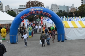 多くの来場者でにぎわう明治公園