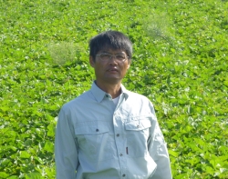 9月 収穫前のほ場をバックに田島さん