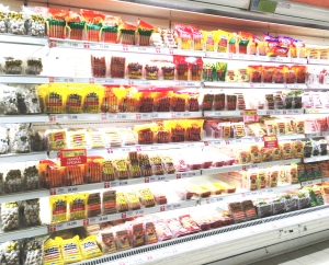 様々な牛肉の加工品を取り扱うスーパーの売り場