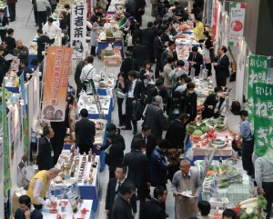 終日のにぎわいを見せていた会場