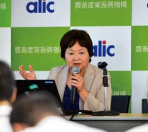 「元気な方は肉を食べている。低栄養を回避する意味でも、高齢者ほどしっかりタンパク質を摂取してほしい。」と語る迫専務理事