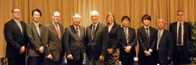 U S M E F セング会長(右から6 人目)と佐藤理事長(左から4 人目)