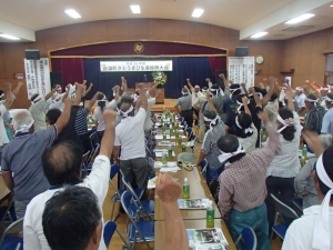 与論町議会の供利泰伸環境経済建設委員長の発声によるがんばろう三唱