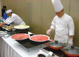 和牛のしゃぶしゃぶを紹介(ベトナム)