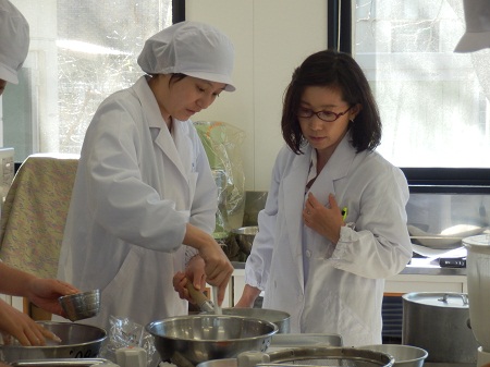 学生に調理指導を行う時村研究専門員