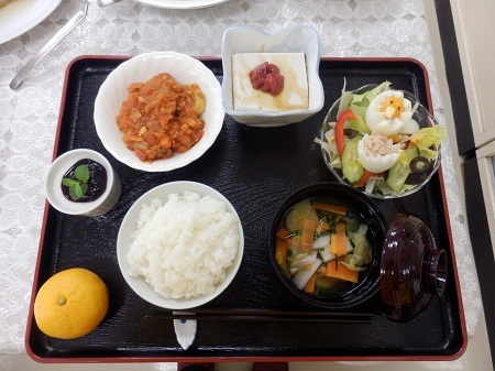 完成した5品(ブランマンジェ(左)・ニョッキ(左上)・落花生豆腐(中央上)・こなみずきでん粉のドレッシングをかけたサラダ(右上)・からいもだご汁(右下))