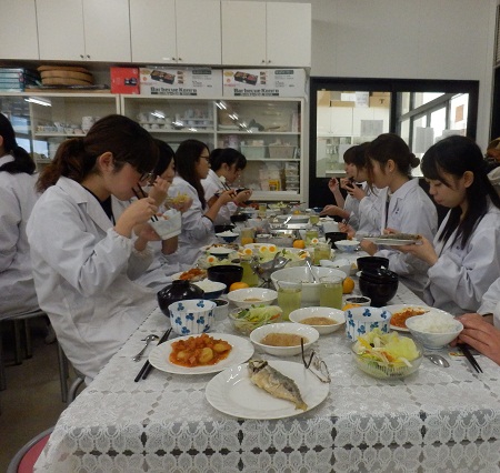 試食中の学生の皆さま