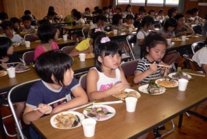 部会員の作ったしいたけ料理を食べる子供たち