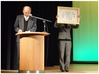 鹿児島県熊毛支庁 梶原雄二 農政普及課長による機構理事長賞賞状説明