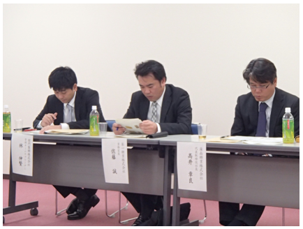当機構の説明に耳を傾ける出席者