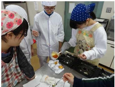 グラニュー糖を煮詰めてべっこう飴を作る受講者