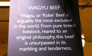 「Harrods」デパート牛肉売り場の天井からつりさげられたWAGYUの解説
