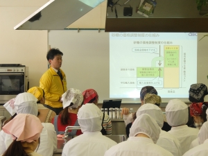 価格調整制度について説明する一丸代理