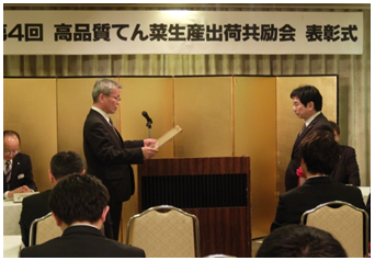 今年度から創設された機構理事長賞を授与する薄井総括理事