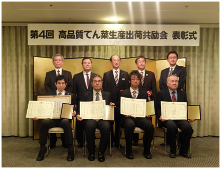 受賞者の記念撮影(前列が受賞者。左から、桑迫氏(代理者)、坂森氏、真野氏、桑原氏(代理))