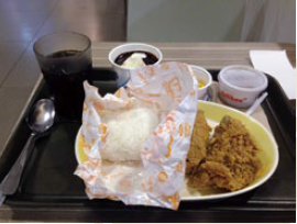 写真1 地場ファストフード最大手の「ご飯とフライドチキン」のセットメニュー