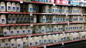 オーストラリアのスーパーマーケットの牛乳売り場