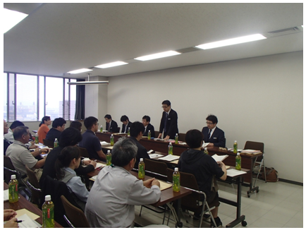 あいさつを行う真弓所長