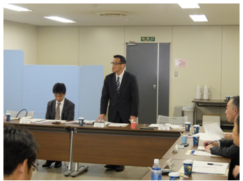 開会のあいさつをする石井所長(中央)