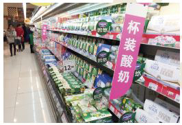 スーパーのヨーグルト売り場(北京市内)