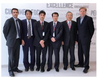 左:ハドレイ博士、右から2人目:佐藤理事長、右:ウィットモア貿易マーケティング部門長