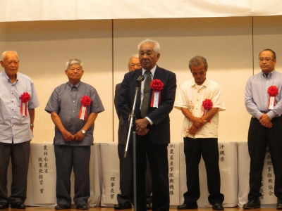 受賞者を代表しあいさつする上里氏
