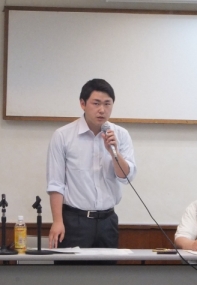 説明を行う調査情報部員