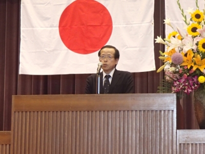 挨拶する宮坂理事長