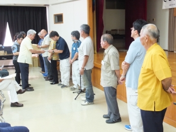 ゆがふ製糖樺m念宏彦取締役社長から副賞の贈呈を受ける優良生産者