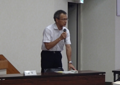 あいさつする福留委員長