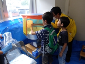 わた菓子作り体験をする子どもたち