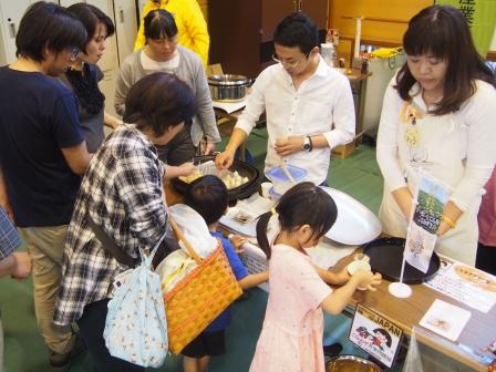 「こなみずき」を用いた餅の試食の様子