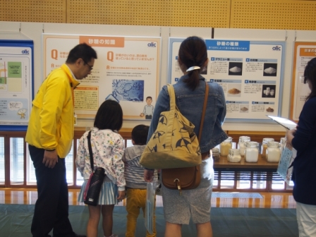 砂糖、でん粉の特性などをパネルで解説