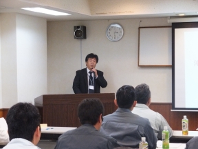 あいさつを行う寺西那覇事務所長