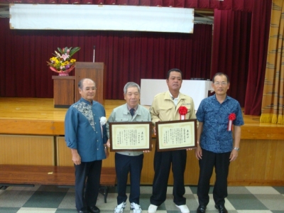 表彰の対象となった川満氏(左から2人目)と棚原氏(同3人目)