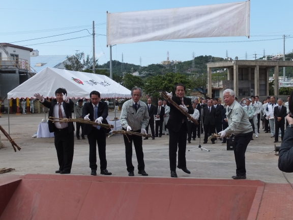 原料を投げ込み安全を祈願する関係者