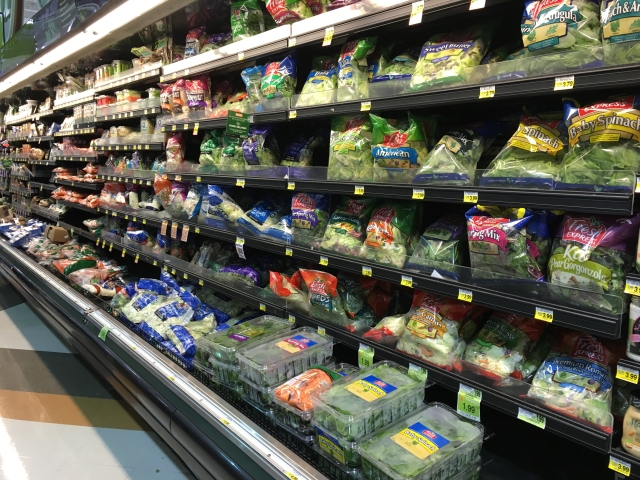 写真 小売店におけるパックドサラダ販売の様子